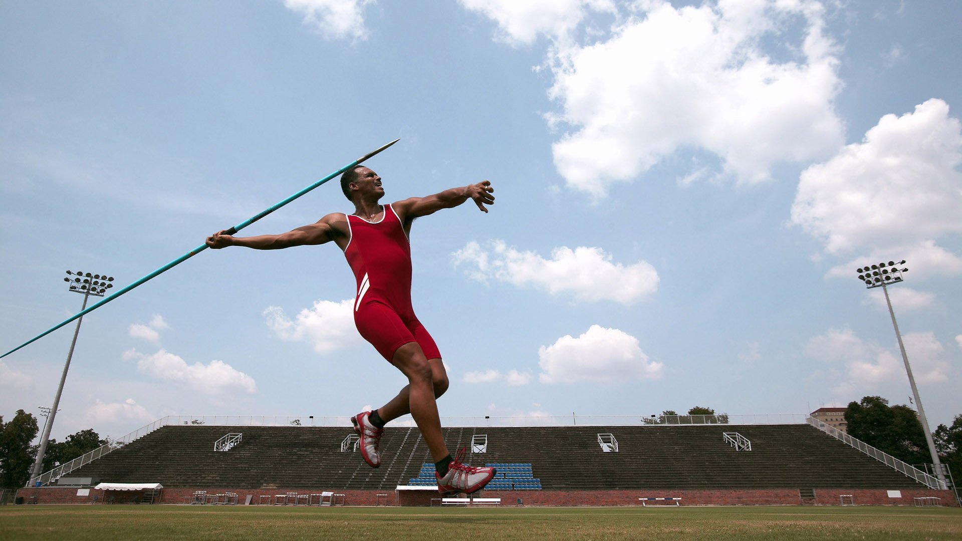 _跨界合作：体育品牌与时尚设计师联名系列_，著名体育品牌服装品牌